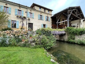 Front of Le Moulin and the Boulangerie Gîte