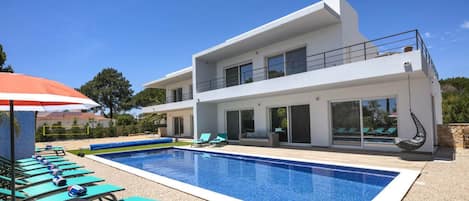 Carvoeiro Rentals Villa Maritima pool casa