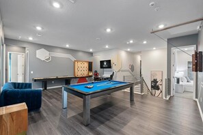 Loft w/ Pool Table, Shuffleboard & Xbox