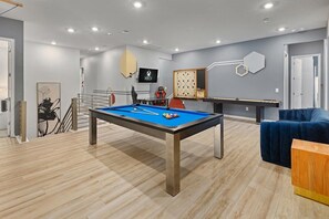 Game Loft w/ Pool Table