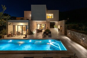 Villa Praska offers a very comfortable living room, a fully equipped kitchen with dining area, 3 en-suite bedrooms
