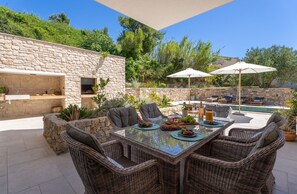 Covered outdoor dining area, a private and heated swimming pool 9,5m x 3m, 8 deck chairs

