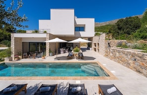 Villa Praska offers a very comfortable living room, a fully equipped kitchen with dining area, 3 en-suite bedrooms
