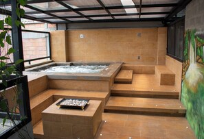 Outdoor spa tub