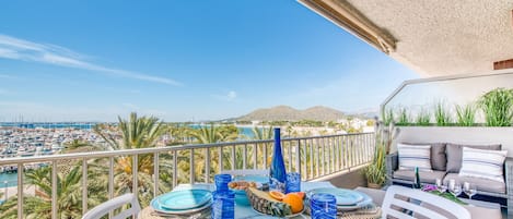 Apartment in port of Alcudia with panoramic sea views 