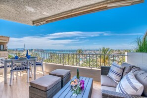 Vue sur la mer depuis la plage d'Alcudia 