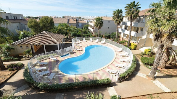 Residence with swimming pool 500 m from the beach and the town center