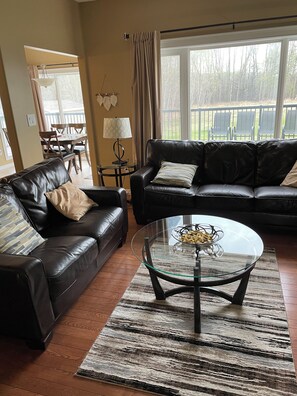 Living room with fireplace 