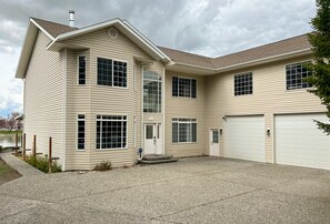 Front entrance with parking for at least 6 cars, view of the lake behind