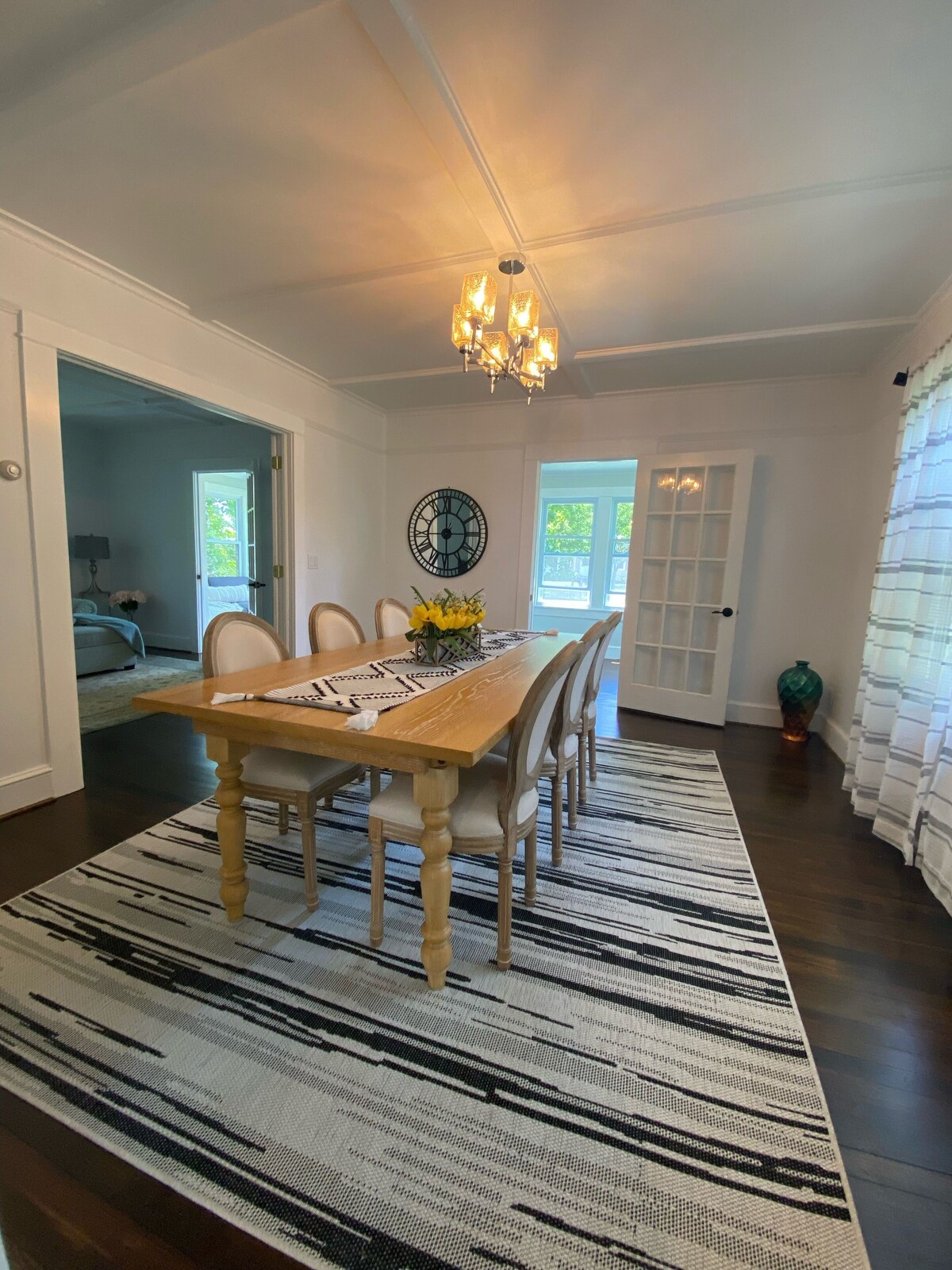 Great Getaway! Exceptional Home. Walking distance to The Christmas Tree Shoppe