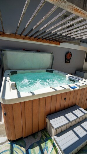 Outdoor spa tub