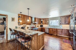 Big kitchen!  Entertain your entire group in a chef's kitchen, gas cooktop!