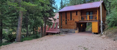 Hummingbird Nest...a great retreat to enjoy the quiet restful mountain scenery.