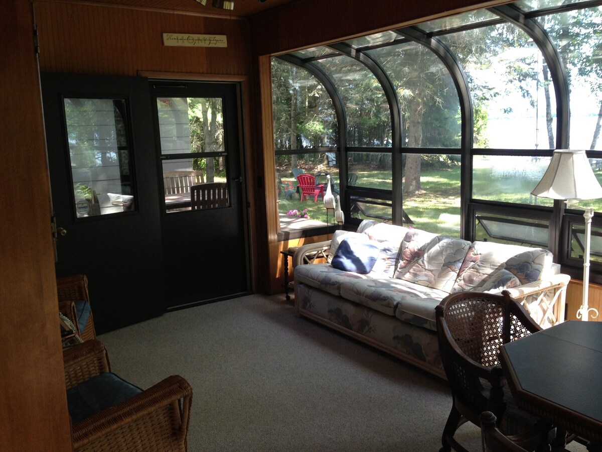 Peaceful setting on northwest shore of Burt Lake – sleeps 10