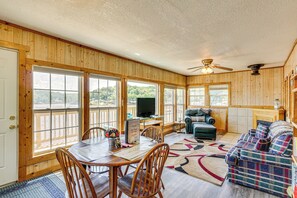 Living Room | Sleeper Sofa | Free WiFi | Smart TV | Electric Fireplace