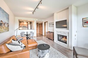 Living Room | Gas Fireplace | Queen Sleeper Sofa | Central A/C