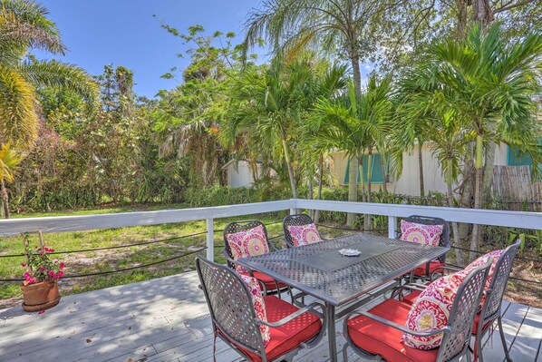 Stuart Vacation Rental | 2BR | 1BA | 940 Sq Ft | Stairs Required