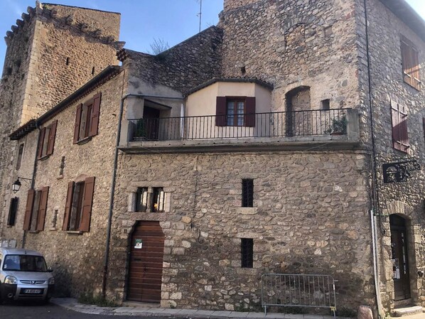 façade de la maison saint Jacques avec sa terrasse
