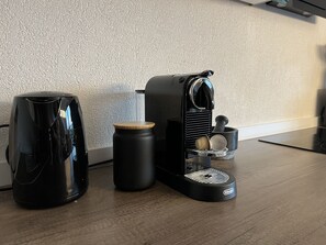 Nespresso-Kapselmaschine und Wasserkocher 