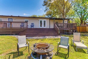 Private Yard | Fire Pit | Large Deck | Seating