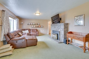 Living Room | Main Level | Gas Fireplace | Free WiFi | Smart TV | Piano