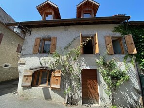 Le vieux logis et ses rosiers anciens