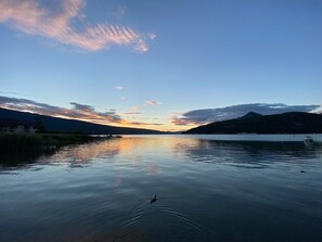 Le lac, vue de l'esplanade de Duingt. Annecy tout au bout.