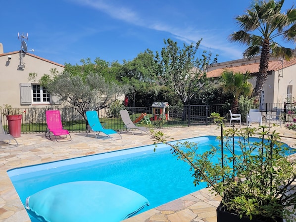 Piscine clôturée 8x3.5 m.