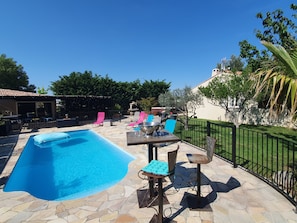 Piscine 8.5 x 3 mètres fermée par une clôture en fer forgé.
