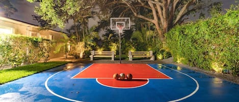 Welcome to GlamHomes! Do you like this huge BKB court?