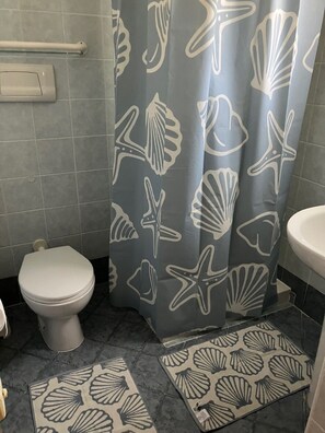 Badezimmer mit Dusche im unteren Bereich des Hauses