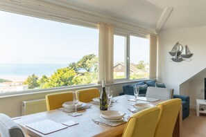 Dining / Restaurant
