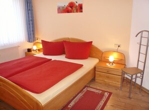 Fewo D*** - Schlafzimmer (Babybett auf Anfrage) 