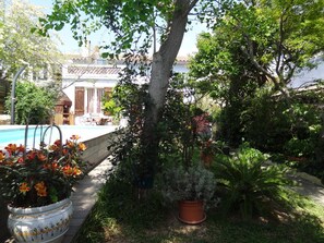 La maison vue de l'entrée de la rue
