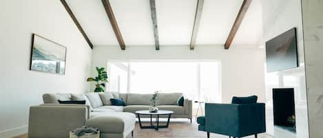 Large living room with vaulted ceiling and plenty of seating for large groups. 