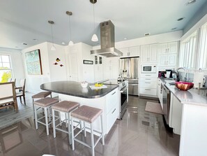 Modern, fully equipped kitchen