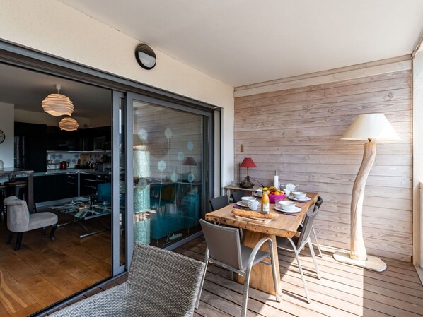 Möbel, Tabelle, Gebäude, Stuhl, Azurblau, Holz, Beleuchtung, Interior Design, Haus, Flooring