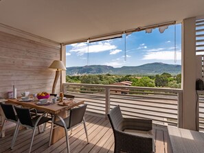 Eigentum, Himmel, Möbel, Schatten, Holz, Tabelle, Wolke, Fenster, Die Architektur, Gebäude