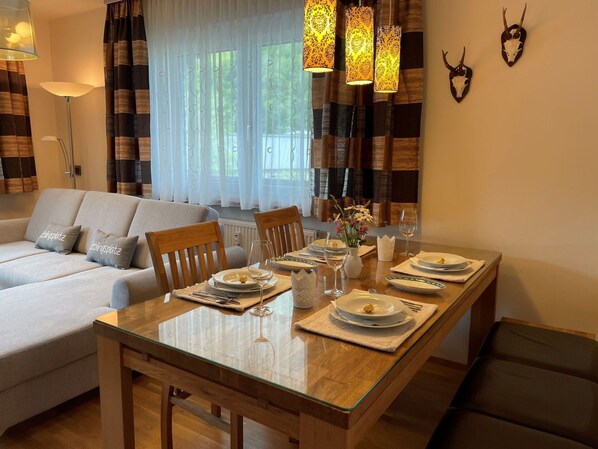 Mesa, Mueble, Vajilla, Edificio, Madera, Textil, Diseño De Interiores, Encendiendo, Amarillo, Arquitectura