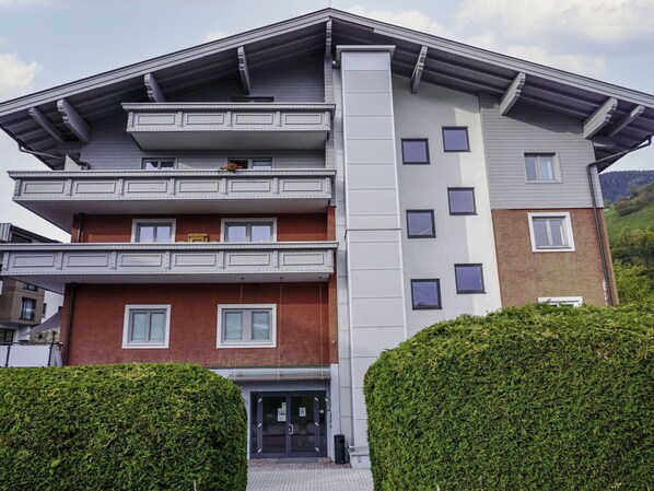 Pflanze, Gebäude, Himmel, Fenster, Wolke, Grün, Haus, Nachbarschaft, Hecke