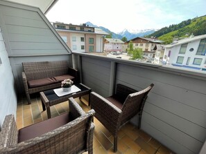 Gebäude, Möbel, Fenster, Himmel, Wolke, Stuhl, Couch, Haus, Gartenmöbel, Holz