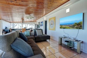 SPACIOUS LOUNGE WITH LARGE CORNER SOFA, TELEVISION AND CABLE CHANNELS