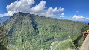 ... AND THE MOUNTAINS: DOS D’ÂNE RIDES ON THE ROCHE VERT BOUTEILLE (Photo OTI Ouest)