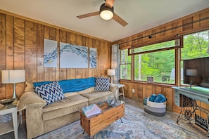 Living Room | Free WiFi | Cable Access | Central A/C