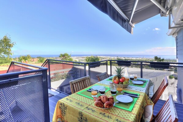 QUIÉTUDE ET INTIMITÉ ! PETIT DÉJEUNER SUR LA TERRASSE : PROFITEZ DE LA VUE !