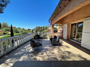 Une des 3 larges terrasses de la maison (cote entree et chambre de 4)