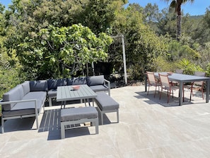 Salon de jardin et table a manger faisant face a la piscine