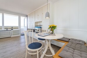 Wohnzimmer mit Essplatz und Austritt zur Westloggia
