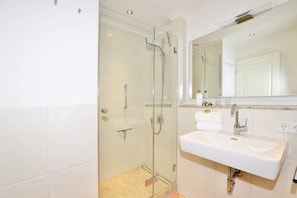 Badezimmer mit extra flacher Dusche