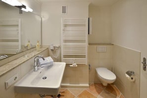 Badezimmer mit Handtuchtrockner